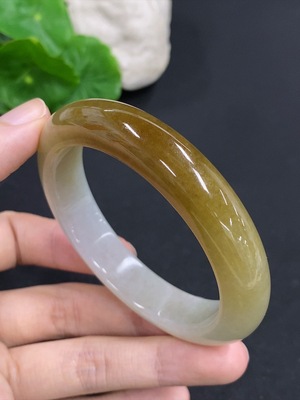 F43165179 翡翠正圈手镯 货品总重量约59.3克 圈口55.3 颜色成因未定 有蜡