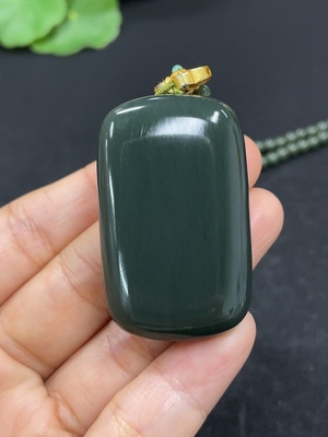 H46530909 和田玉挂件    无事牌   非金   货品总重约（含链）46.8g   配珠非和田玉