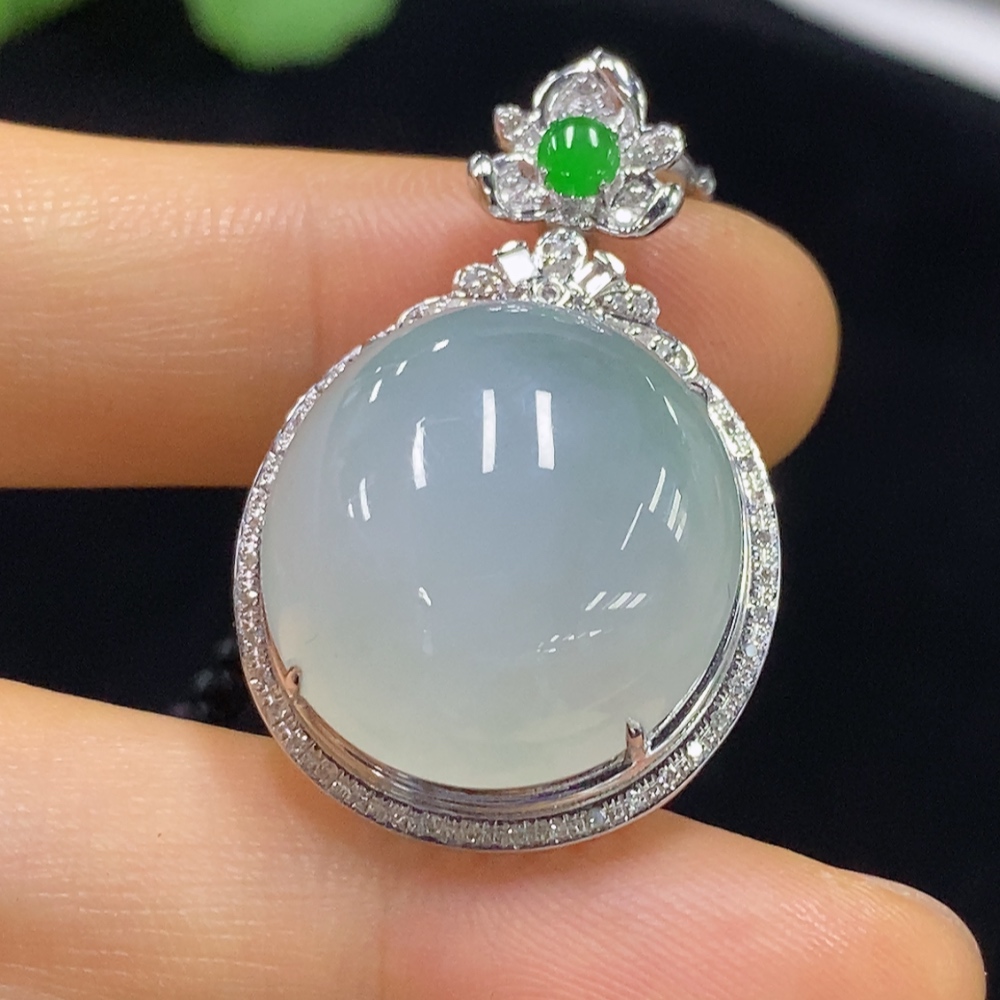F34025286 Jadeite Cabochon Inlaid Pendant 18k Gold with Non-Gold Components Total Weight Approx. 8.3g (Excluding Cord)