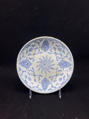 W33937158 Ceramic, minor chip, mid-Qing blue and white plate (subject to actual item)
