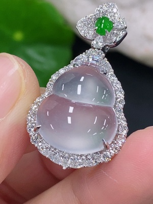 F41906278 翡翠镶嵌葫芦吊坠 18k 配镶钻石 货品总约重6.2g