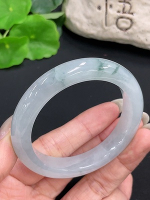 F41949173 翡翠正圈手镯 含其他矿物成分 货品总重约47.56g  圈口51.6