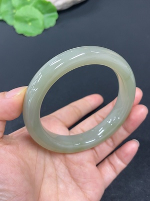H42953728 和田玉正圈手镯    圈口57.8    货品总重约63.3g