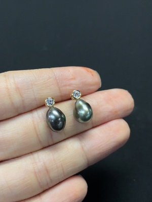 C46535735 海水珍珠耳饰 非钻 18k金 货品总重约1.71g 卡8.4mm左右