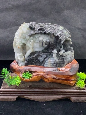 F34045723 Jadeite ornament with base, fractured