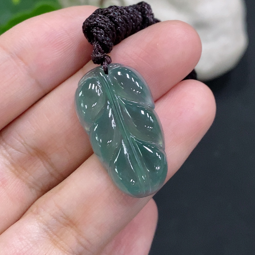 F34022926 Jadeite leaf pendant, total weight including cord approximately 4.1g