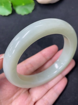 H46576243 和田玉正圈手镯    圈口58.8   货品总重约74.5g   皮色成因未定
