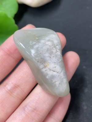 H40765388 和田玉 皮色成因未定 含其他矿物成分  货品总重约28.5g