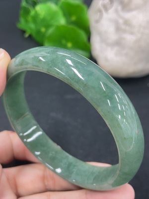 F46567773 翡翠正圈手镯 圈口59.5mm 货品总约重49g