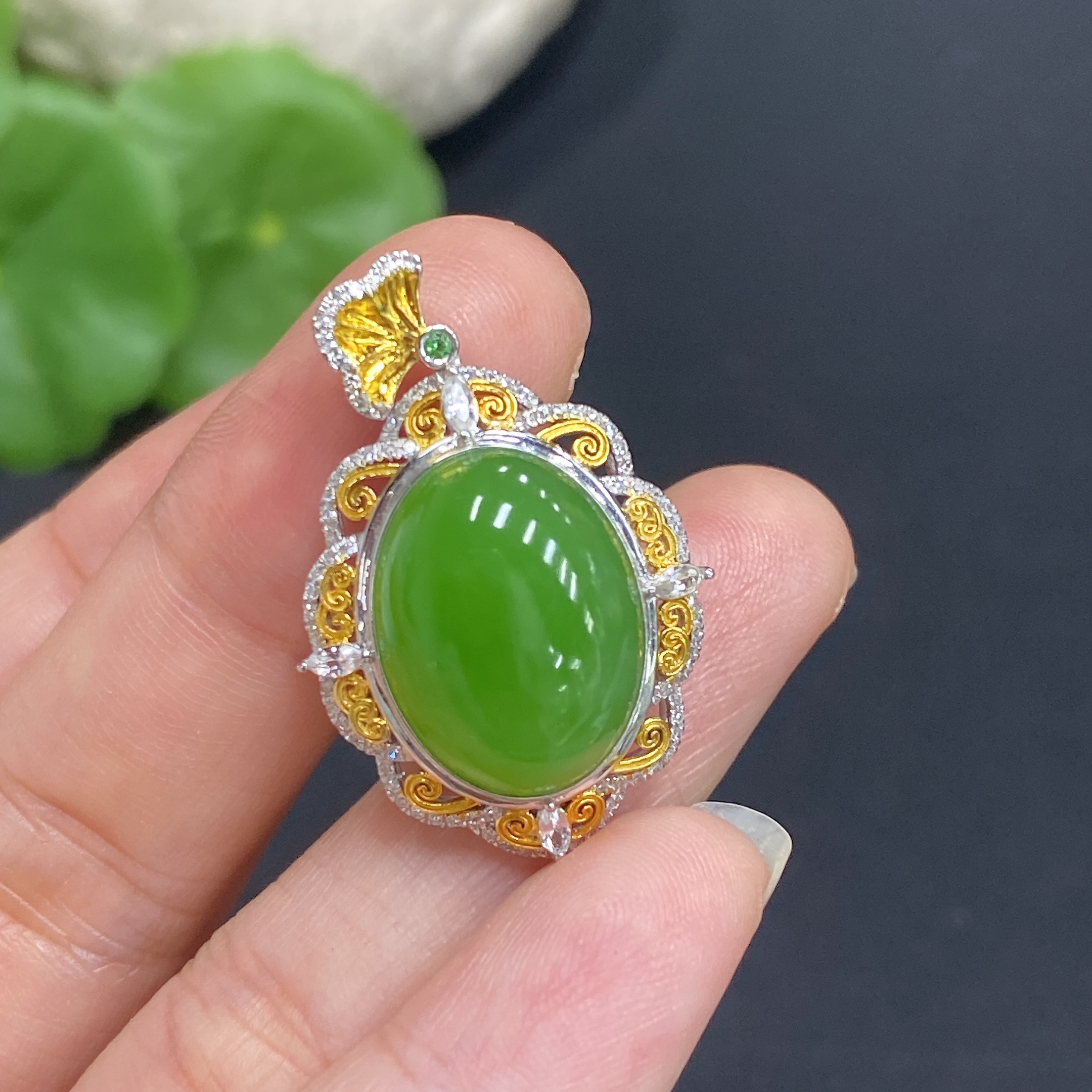 H34985653 Hetian Jade Jasper Cabochon Pendant in 18K Gold, Total Weight Approx. 3.9g, Accented with Colorless Round Diamonds