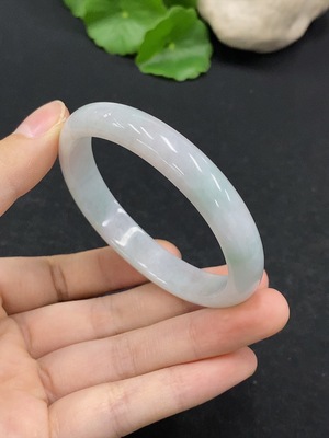 F33868101 翡翠贵妃手镯 圈口53.8/47.6 货品总重约30.56g
