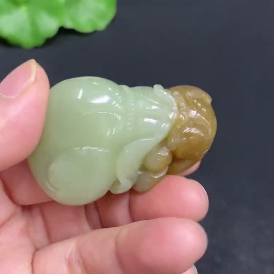 H32812499 Khotan Jade Pendant "Wealth-Bringing Mouse