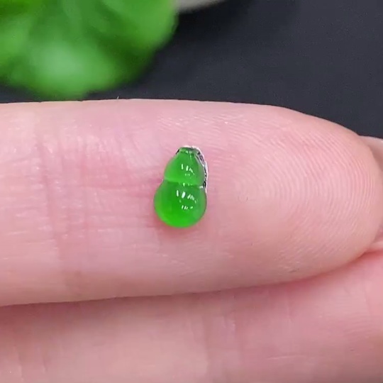 F34060135 Jadeite Gourd Inlaid Piece, Total Weight Approximately 0.8g, Yellow Color Origin Undetermined