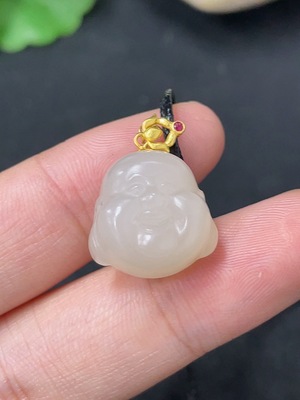 H46576197 和田玉挂件   吊坠18k金 其余非金    货品总重约（含绳）5.3g