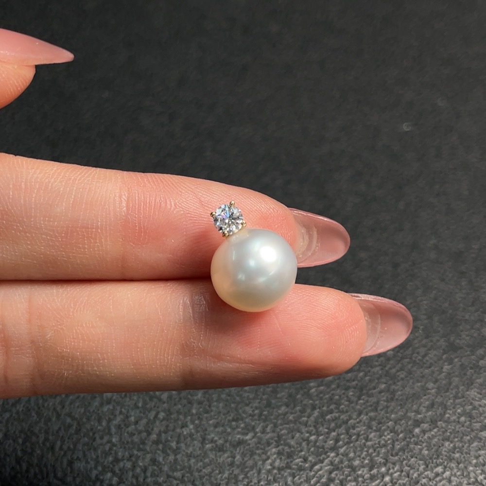 C28303300 Seawater Pearl Pendant in 18K Gold, Approx. 10.9mm, Total Weight About 1.95g