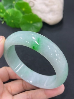 F46569053 翡翠正圈手镯 圈口54.5mm 货品总约重64.69g