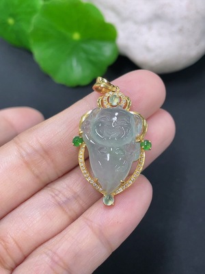 F41934708 翡翠镶嵌生肖猪吊坠 18k 配镶钻石 货品总约重5.15g