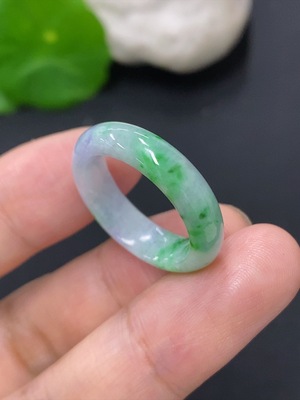 F46593941 翡翠戒圈 货品总重量约3.2克 圈口15 含其他矿物质