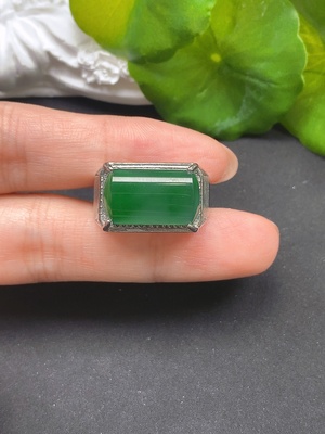 F46580777 翡翠镶嵌戒指 非金非钻 活口 总重约5.54g