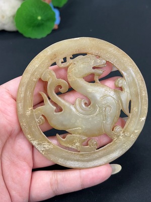 H42979075 和田玉挂件 仿古件 货品总重约51.6g 皮色成因未定 含其他矿物成分