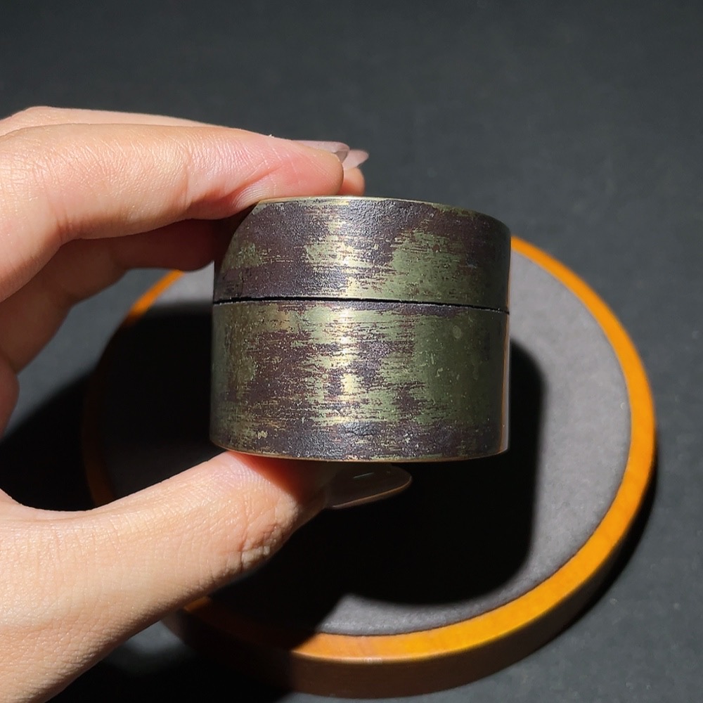 W34987510 Late Qing Dynasty and Republic of China period brass scholar's ink box with fine engraving and rich patina, miscellaneous category