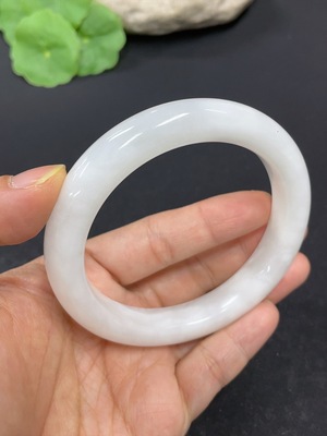 H42953551 和田玉正圈手镯 圈口60.1 货品总重约62.3g 含其他矿物成分