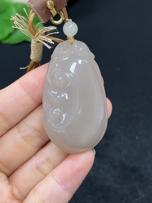 H46559566 和田玉挂件    如意    非金    货品总重约（含绳）25.2g