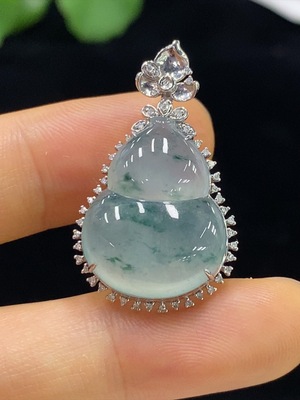 F34976090 Jadeite Gourd Inlaid Pendant with 18K Gold and Diamonds, Total Weight Approximately 4.57g