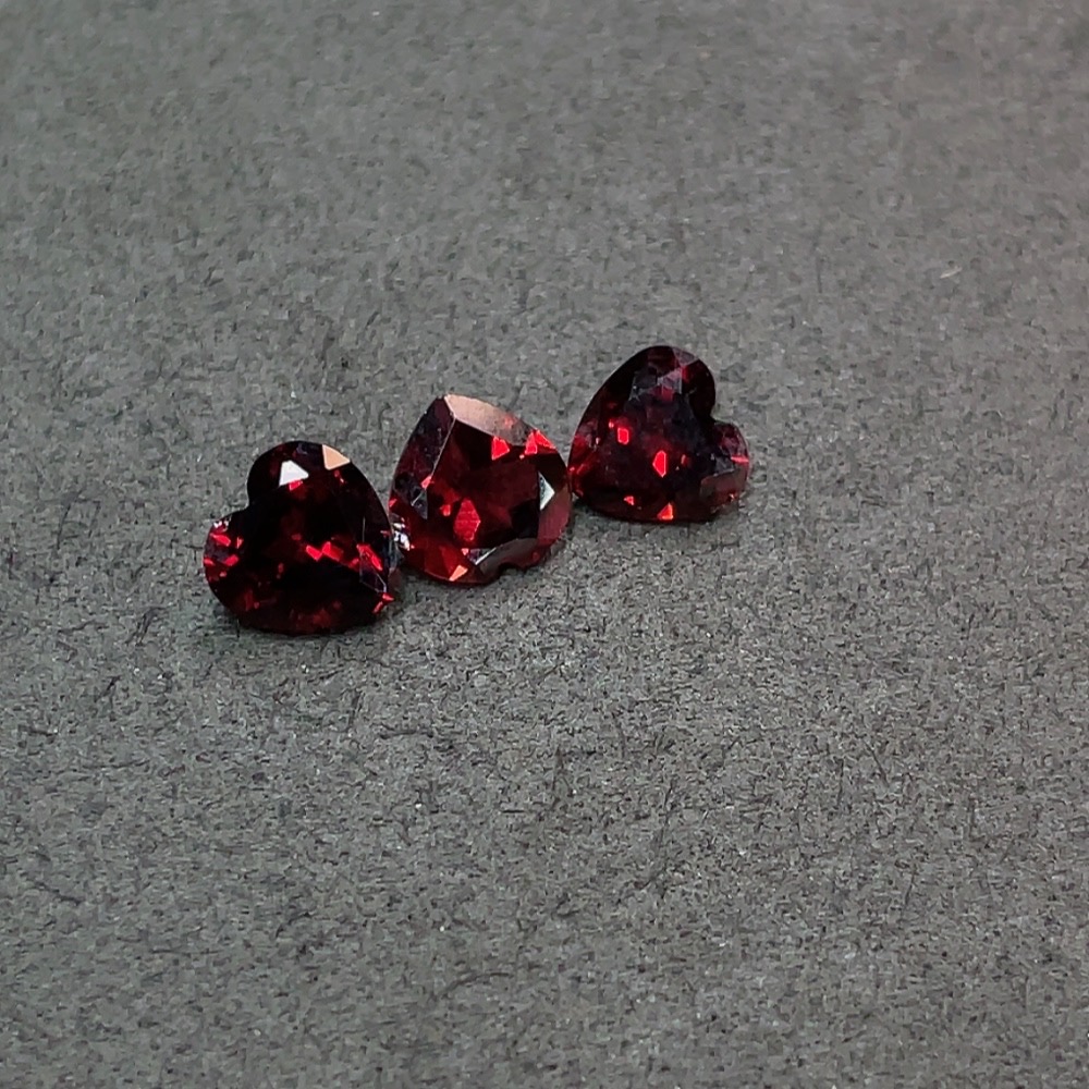 C32784984 Garnet Rough Stone Total Weight Approx. 6.315 Carats Sold as One Lot
