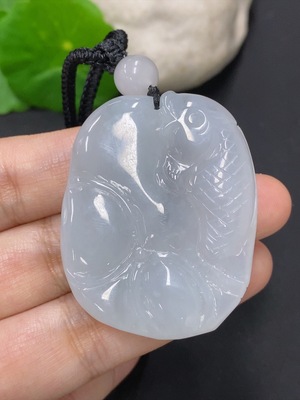 F46558081 翡翠年年有余挂件 货品总重量约30.4克（含绳重）配珠非翡翠