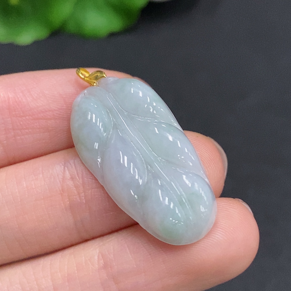 F35079623 Jadeite Leaf Pendant with 18K Gold Clasp, Total Weight Approximately 4.9g