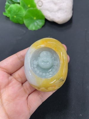 F43138862 翡翠挂件佛公 货品总约重 含绳97.46g 颜色成因未定
