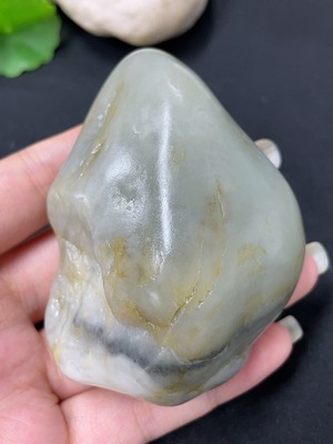 H45463257 和田玉 皮色成因未定 含其他矿物成分 货品总重约210g