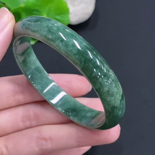 F30542980 Jadeite Round Bangle (Total Weight: Approx. 39.8g, Inner Diameter: 58)