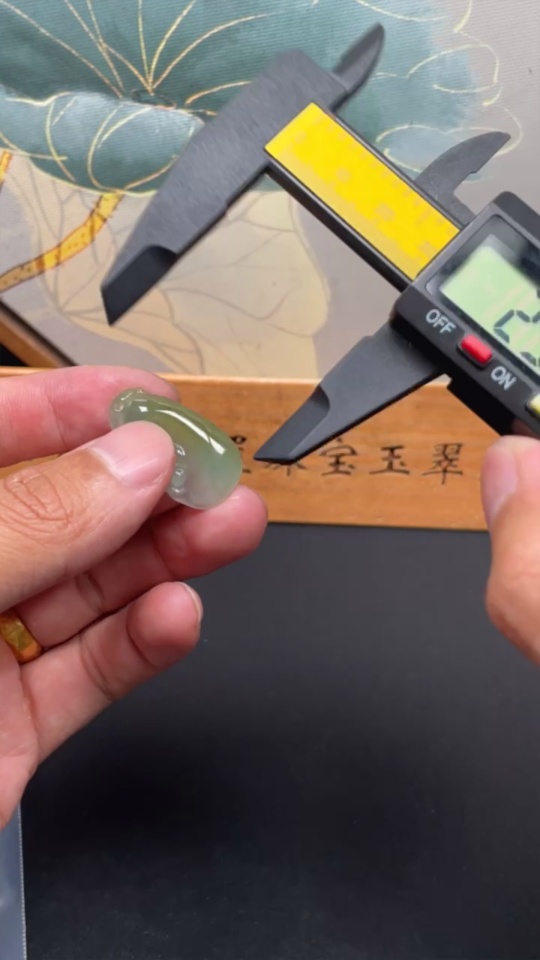 F32701481 JadeiteRuyi Pendant, total weight approx. 3.3g (color origin undetermined)