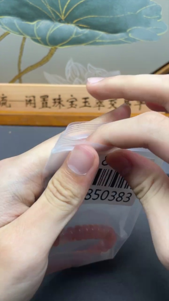 C33850383 South Red Agate Bracelet with Visible Organic Matter, Total Weight Approx. 36.81g, Size About 10.6mm