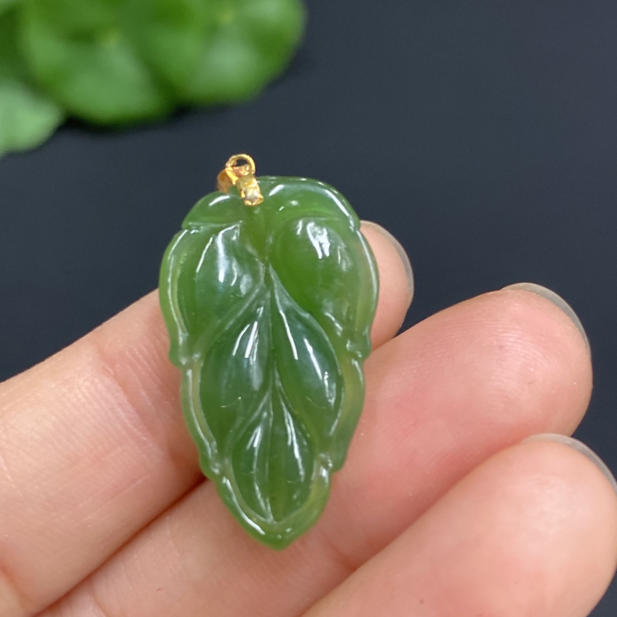H27059920 Hetian Jade Pendant Leaf with 18K Gold Clasp Total Weight Approx. 2.4g