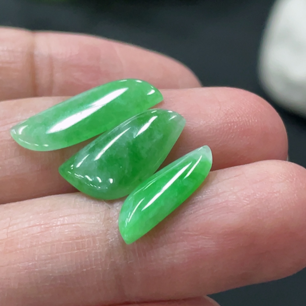 F33837380 Emerald Cabochon