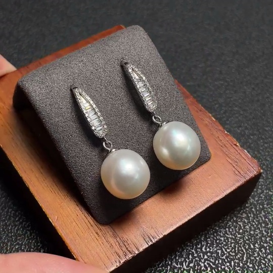 C27156049 Seawater Pearl Earrings Set in Non-Gold Metal, Approx. 11.2mm, Total Weight About 5.82g