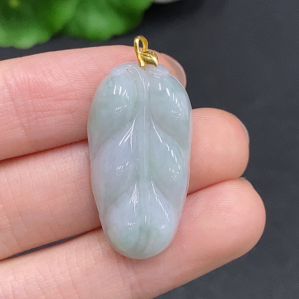 F35079623 Jadeite Leaf Pendant with 18K Gold Clasp, Total Weight Approximately 4.9g