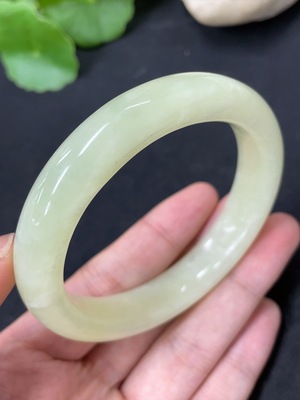 H42957192 岫玉（蛇纹石玉）正圈手镯 圈口54.6 货品总重约44.8g