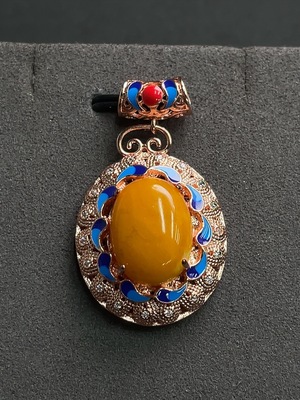 C15571325 Amber and Beeswax Inlaid Pendant, Non-Gold Setting, Total Weight Approx. 7.37g