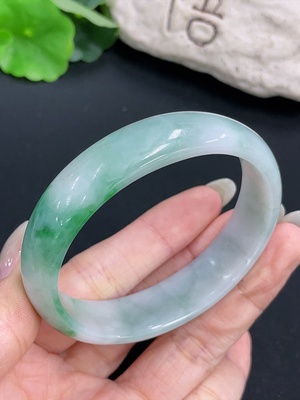 F42970573 翡翠贵妃手镯 含其他矿物成分 货品总重约48.94g  圈口57.4/51.3