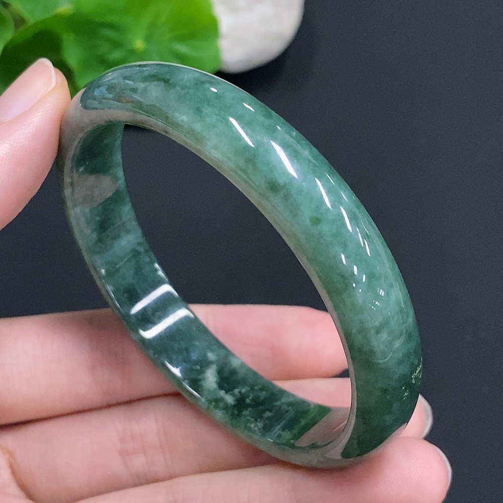 F30542980 Jadeite Round Bangle (Total Weight: Approx. 39.8g, Inner Diameter: 58)