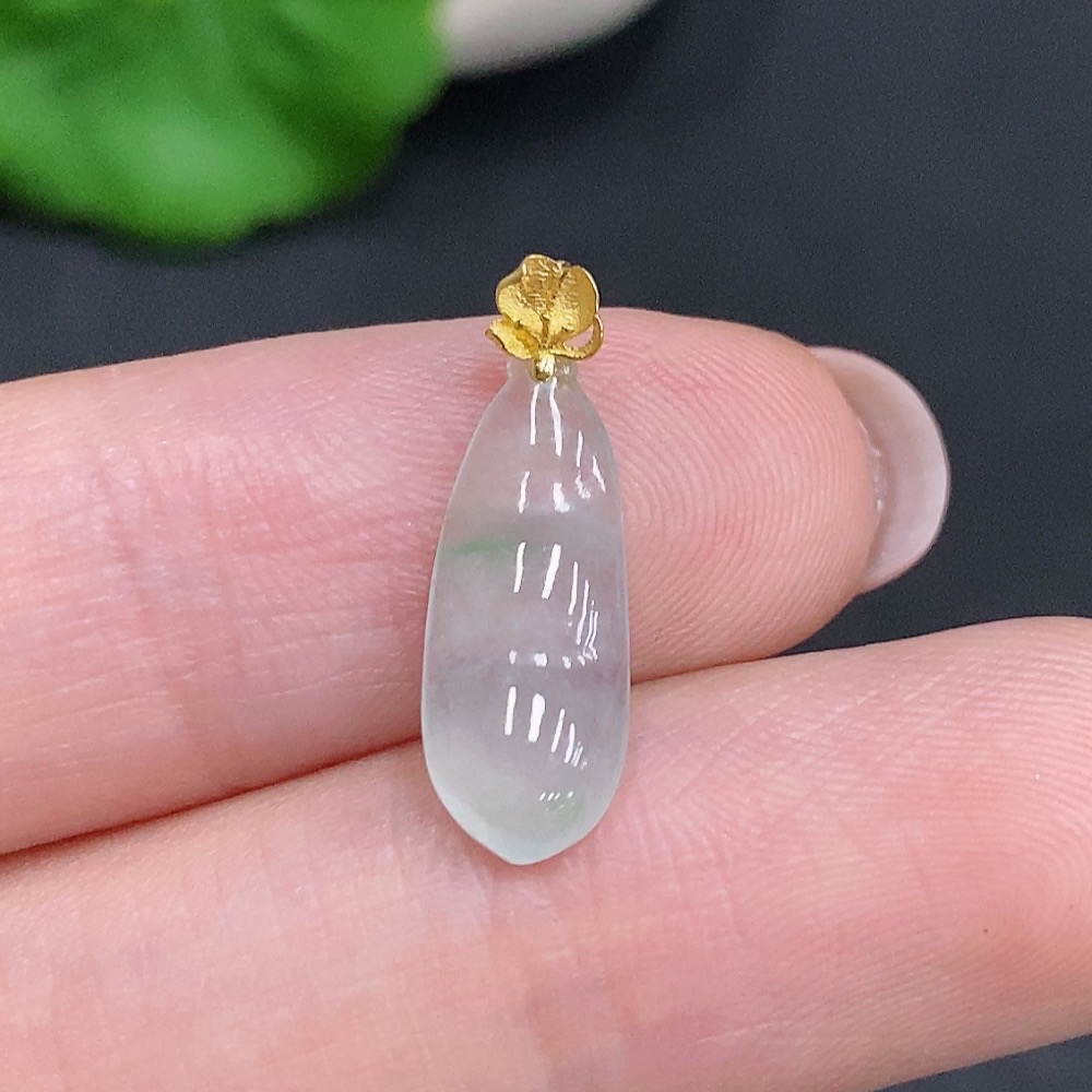 F34003928 Jadeite Lucky Bean Pendant with 18k Gold Clasp, Total Weight Approximately 0.4g