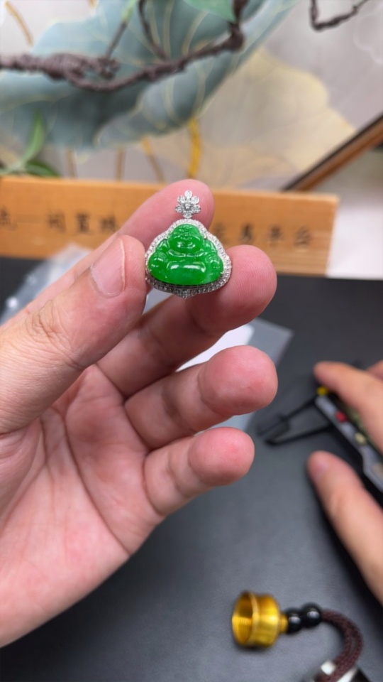 F35106217 Jadeite Buddha Pendant with 18K Gold Setting, Total Weight Approx. 3.3g (Accented with Diamonds)