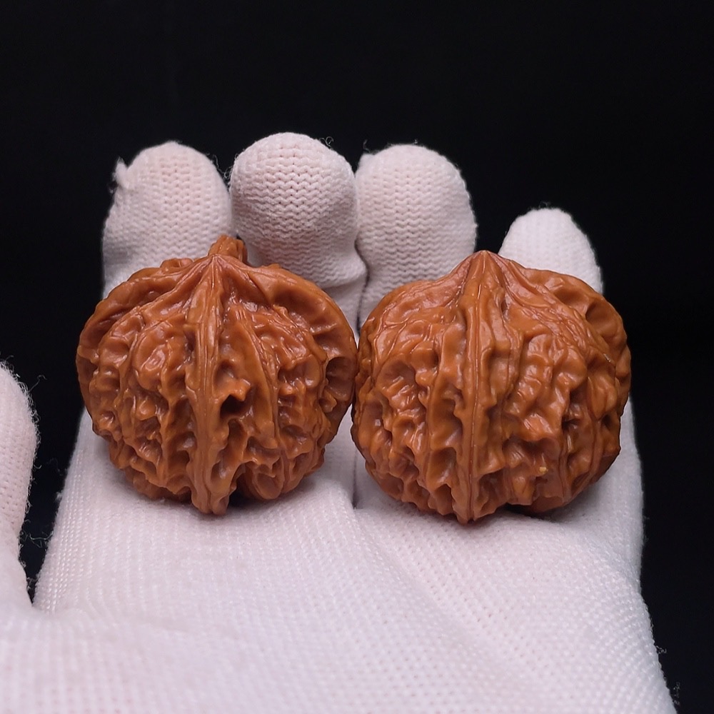 W32764706 Four-ridged Walnut, total weight approx. 30.8g, size about 39.4mm