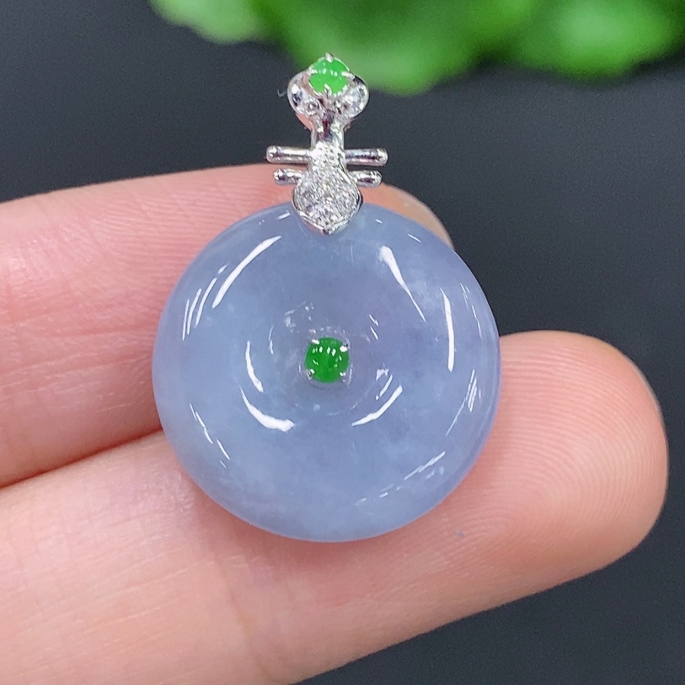 F28241980 Jadeite Peace Knot with 18K Gold Clasp, Total Weight Approximately 4.1g, Set with Diamonds