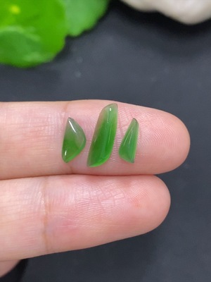 F41927304 翡翠随形镶嵌件一手走