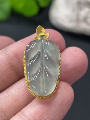 F32754797 Jadeite Leaf Pendant with 18K Gold Inlay, Total Weight Approx. 2.76g